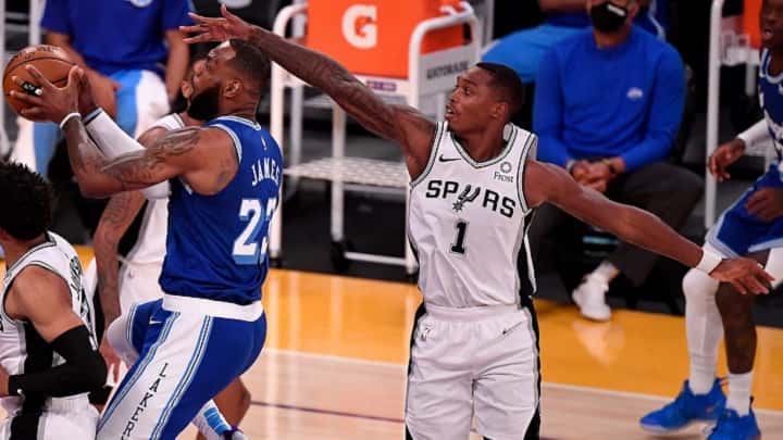 Avec les moyens du bord, les Lakers signent quatre nouveaux joueurs